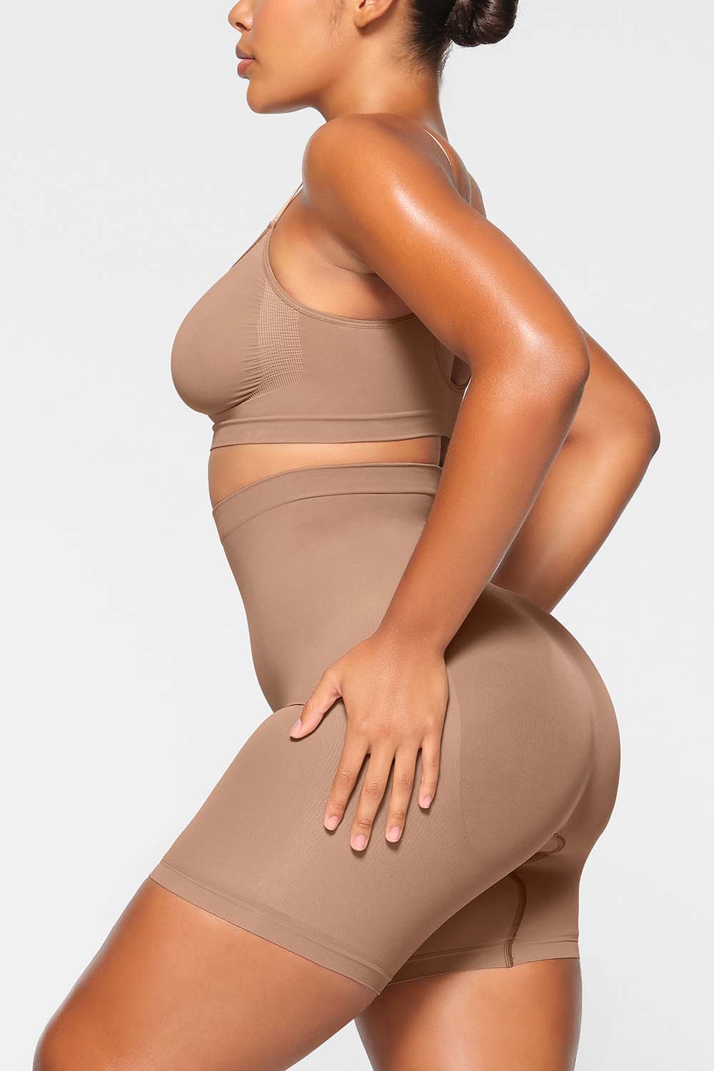 תמונת כל הלוק של MID THIGH SHORT